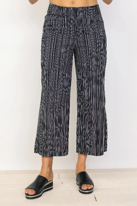 Knowledge And Elegance Habitat, 17564 City Stripe Capri, Black
